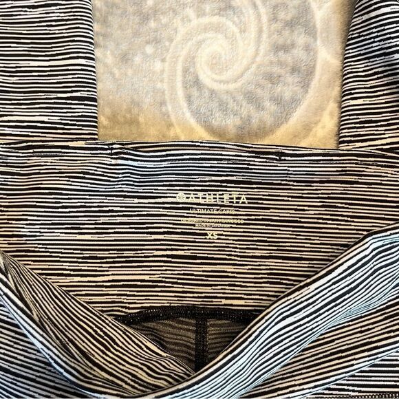 Athleta Ultimate Linear Lines Capri - Picture 6 of 7